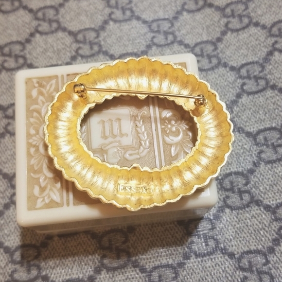 Vintage Designer signed ESSEX Classic Golden Oval Brooch - Picture 3 of 4